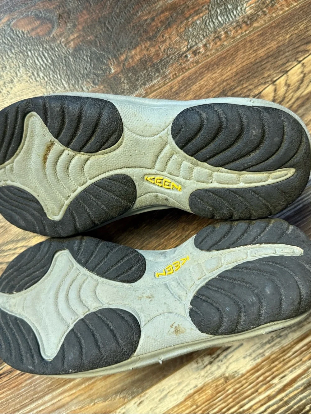 KEEN Waimea Men's Size 8.5 Gray W/ Blue  Toe Guard Thong Sandals Flip Flops.